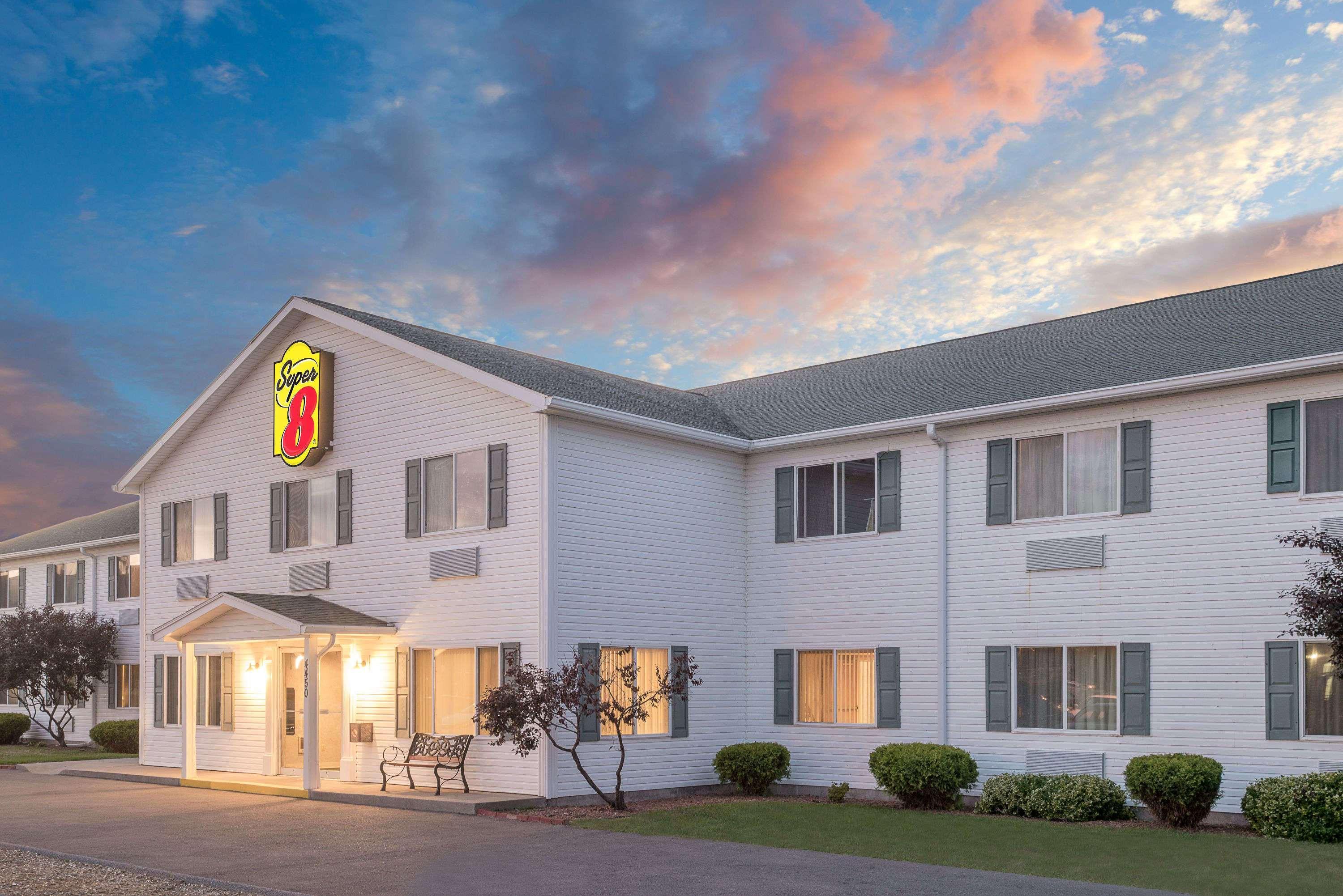 Super 8 By Wyndham Canandaigua Eksteriør billede